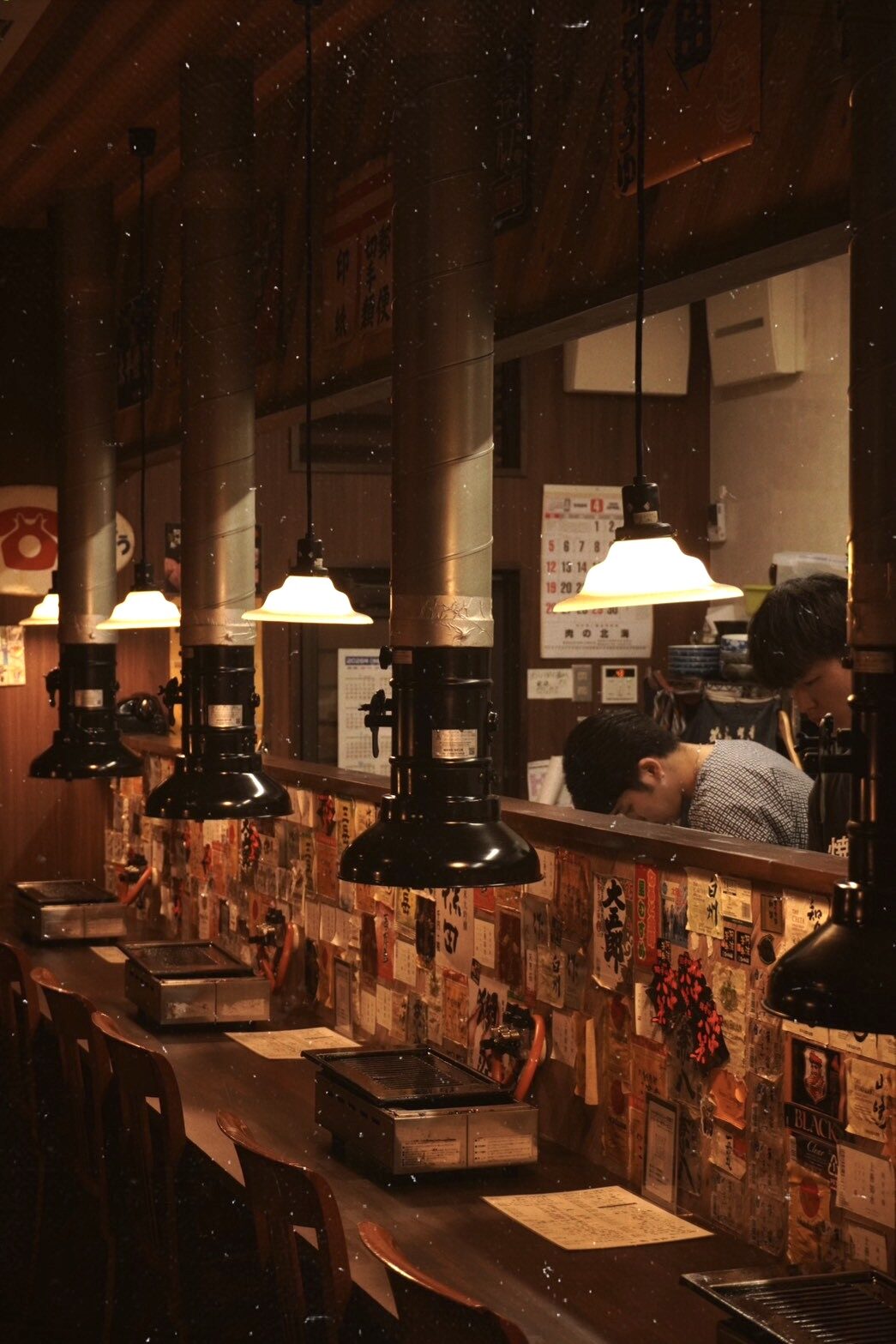 昭和の趣を残すカウンター席と焼き台